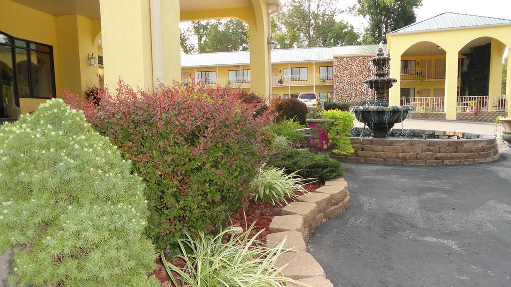 Golden Manor Inn & Suites Muldraugh ภายนอก รูปภาพ